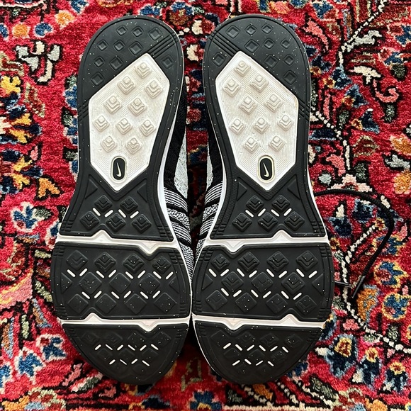 Nike Flyknit Trainers Oreo - Picture 3 of 3